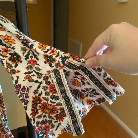 Cold shoulder, fall design top - Picture 3 of 3